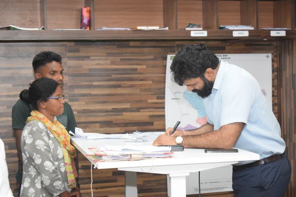 जनदर्शन में कलेक्टर ने सुनी आमजनों की समस्याएं,आवेदनों के समयबद्ध निराकरण को लेकर अधिकारियों को दिए निर्देश