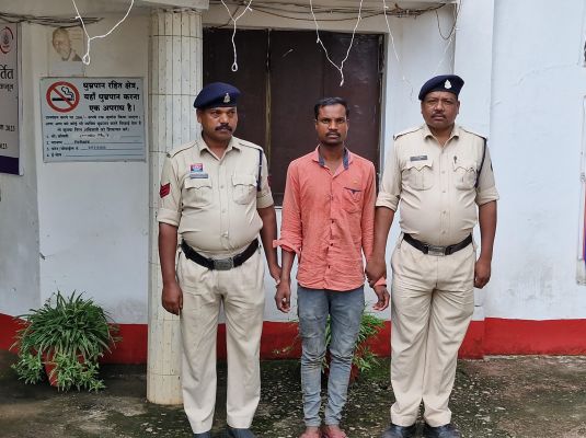 प्रेम संबंध और चरित्र शंका से किया गया ट्रिपल हत्याकांड का जशपुर पुलिस-ने किया पर्दाफाश......बेल्ट से गला घोंट कर तीनो की थी हत्या......आरोपी साउथ इंडिया फरार होने का प्लान कर रहा था,रांची से धर दबोचा गया,