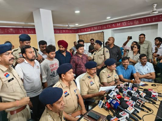 क्लाईंट की हत्या की घटना को अंजाम देने वाले वकील व उसकी पत्नि सहित कुल 04 गिरफ्तार,&nbsp;थाना डी.डी.नगर क्षेत्रांतर्गत इन्द्रप्रस्थ कालोनी स्थित किराये के मकान में दिये थे हत्या की घटना को अंजाम।