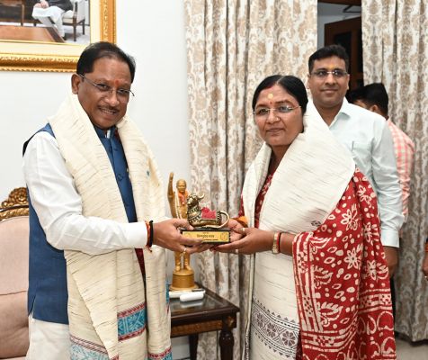 *मुख्यमंत्री श्री साय से केंद्रीय महिला एवं बाल विकास राज्य मंत्री श्रीमती सावित्री ठाकुर ने की सौजन्य मुलाकात*