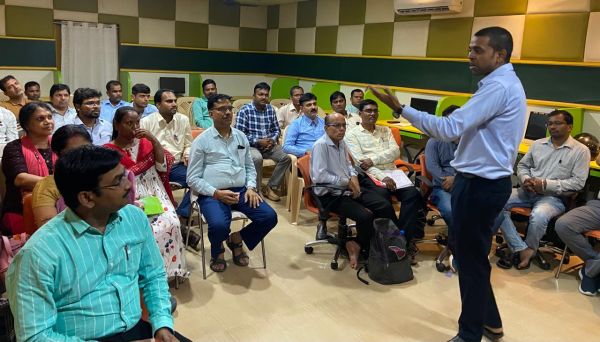 शिक्षकों का उन्मुखीकरण&nbsp; कार्यशाला में बीईओ, एबीईओ, बीआरसीसी , प्राचार्य , व्याख्याता, प्रधान पाठक, छात्रावास अधीक्षक, प्रयोगशाला सहायक, ग्रंथपाल, व्यायाम शिक्षक सहित संकुल समन्वयक होंगे सम्मिलित