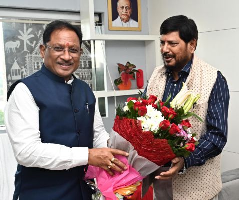 केंद्रीय राज्यमंत्री श्री रामदास अठावले ने मुख्यमंत्री श्री साय से की सौजन्य मुलाकात