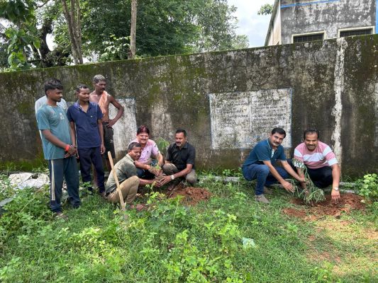 सहकारी समिति नारायणपुर कुनकुरी, मनोरा, और आस्ता में किया गया पौधरोपण&nbsp;