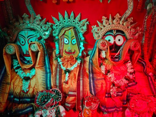 दोकडा में पूरी के तर्ज पर हुआ अद्भुत सोना भेष : सोने का पैर, सोने का हाथ... जब &lsquo;स्वर्ण भेष&rsquo; में निकले भगवान बलभद्र, देवी सुभद्रा और भगवान जगन्नाथ....मुख्यमंत्री की धर्मपत्नी श्रीमती कौशल्या साय हुई शामिल