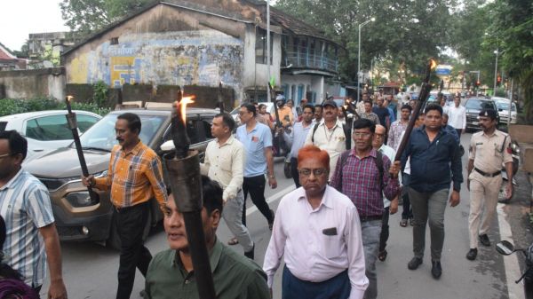 CG Breaking : राष्ट्रव्यापी आम हड़ताल.! रायपुर में ट्रेड यूनियनों ने समर्थन में निकाली मशाल रैली..पढ़ें पूरी ख़बर