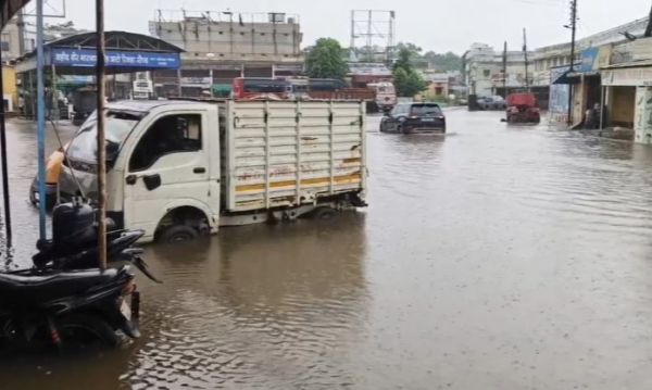 CG Big News : लगातार झमाझम बारिश से जनजीवन हुआ अस्त-व्यस्त..बस स्टैंड बना तालाब..कई घरों में घुसा बदबूदार पानी..पढ़ें पूरी ख़बर