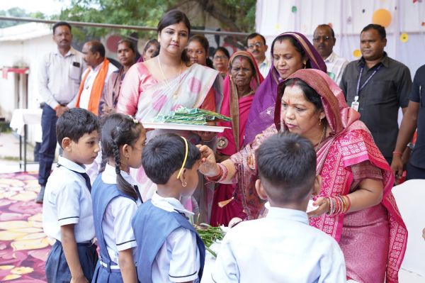 *पीएम श्री स्वामी आत्मानंद उत्कृष्ट विद्यालय कुनकुरी में मनाया गया शाला प्रवेश उत्सव.....मेहनत, अनुशासन और निरंतर अभ्यास सफलता की कुंजी: श्रीमती कौशल्या साय*