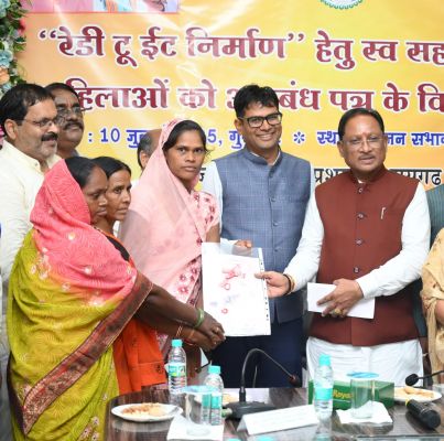 *फिर से महिला स्व-सहायता समूहों को मिला रेडी टू ईट निर्माण का कार्य:&nbsp;मुख्यमंत्री विष्णुदेव साय ने रायगढ़ में 10 महिला स्व-सहायता समूहों को सौंपे अनुबंध पत्र*
