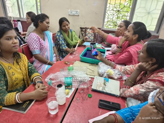 शिक्षा गुणवत्ता उन्नयन के लिए भौतिकी और विज्ञान के शिक्षकों का हुआ उन्मुखीकरण &ndash; डिप्टी कलेक्टर प्रशांत कुशवाहा ने कराए कई हैंड्स ऑन एक्सपेरिमेंट &zwnj;