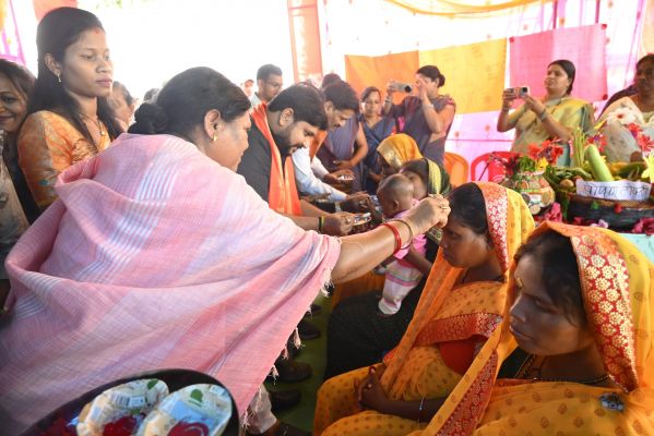 बगीचा के रोकड़ा में लगाया गया सुशासन शिविर : समाधान शिविर के माध्यम से ग्रामीणों को मिला समस्याओं का समाधान...मुख्य अतिथि रही जशपुर विधायक श्रीमती रायमुनी भगत