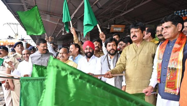 *श्री रामलला दर्शन योजना के अंतर्गत रायपुर से 850 श्रद्धालुओं का तीर्थयात्रा हेतु प्रस्थान &mdash; मुख्यमंत्री श्री विष्णु देव साय ने दी शुभकामनाएं*