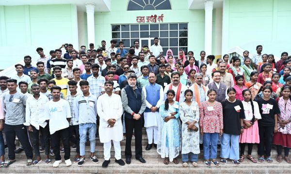 *बीजापुर जिले के युवाओं से मुख्यमंत्री ने की आत्मीय मुलाकात.....बस्तर का हर गांव बनेगा आपका अच्छा गांव- विष्णुदेव साय*