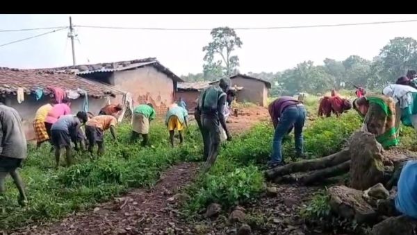 स्वास्थ्य विभाग की टीम विशेष पिछड़ी जनजाति पहाड़ी कोरवा क्षेत्र में श्रमदान कर स्वच्छता के लिए कर रहा जागरूक .....झाड़ फूंक के चक्कर में न पड़कर तत्काल अस्पताल पहुंचने की भी जानकारी दी गई&nbsp;