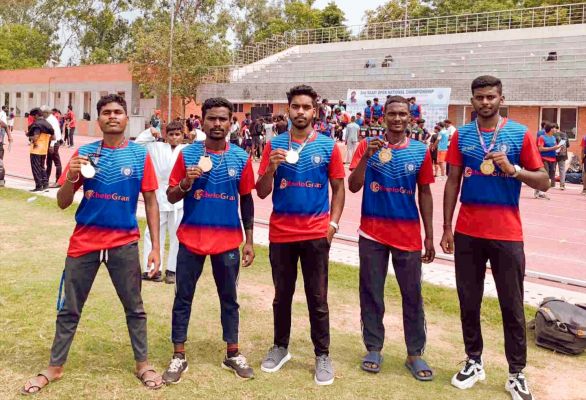 *खलिहान में अभ्यास कर जिले के पांच खिलाड़ियों ने जीता गोल्ड........कुश्ती और एथलेटिक्स के खिलाड़ी तैयार कर रहे अंकित मिंज, सुबह-शाम दे रहे निशुल्क प्रशिक्षण.....*