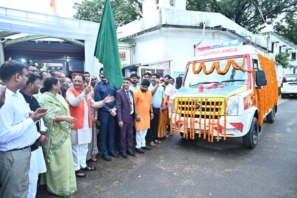 *बगिया केम्प कार्यालय से मुख्यमंत्री श्री साय ने आधुनिक सुविधाओं से युक्त एम्बुलेंस को हरी झंडी दिखा कर किया रवाना*