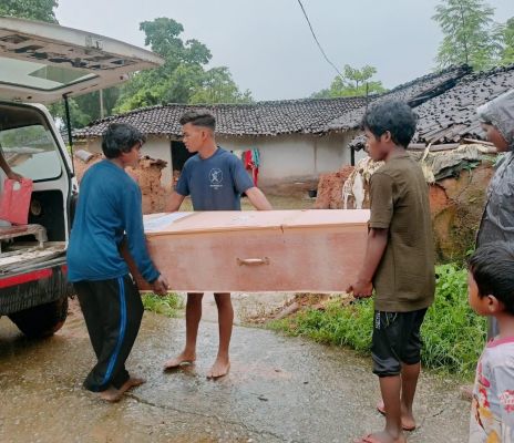 *मुख्यमंत्री विष्णुदेव साय के निर्देश पर मृतक राम कुमार हरमा का शव मुंबई से पहुंचा उनके गृह ग्राम*