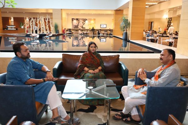 *छत्तीसगढ़ के स्वास्थ्य मंत्री श्याम बिहारी जायसवाल से रांची में मिली प्रियंवदा सिंह जूदेव,जिला चिकित्सालय में बर्न यूनिट की मांग*