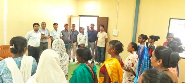 बगीचा ब्लाक के ग्राम कुटमा के स्व सहायता समूह की जिला पंचायत सीईओ ने विभिन्न गतिविधियों की ली जानकारी&nbsp;