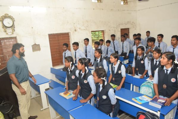 *कलेक्टर ने स्वामी आत्मानंद उत्कृष्ट विद्यालय तमता&nbsp;के बच्चों से चर्चा कर व्यवस्था सुधार एवं मरम्मत हेतु अधिकारियों को दिए निर्देश*