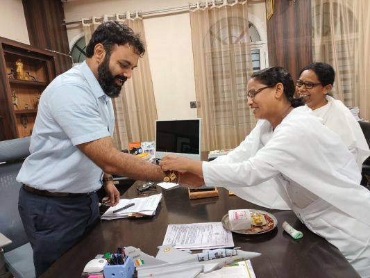 बहनों ने प्रेम और भाईचारे का दिया संदेश :कलेक्टर को ब्रह्मकुमारी बहनों ने बांधी राखी&nbsp;