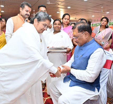 *मुख्यमंत्री विष्णु देव साय को रक्षाबंधन के पावन पर्व पर ब्रह्मकुमारी बहनों ने बाँधी राखी*