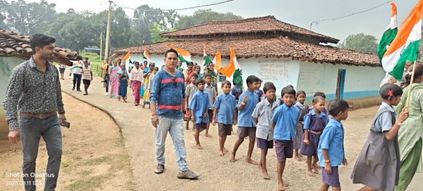 तिरंगा यात्रा राष्ट्र के प्रति समपर्ण का प्रतीक : रैली में भारी संख्या में स्कूली बच्चों के साथ-साथ ग्रामीणों ने दिखायी भागीदारी