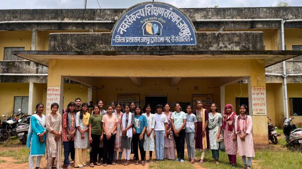 जिला प्रशासन की पहल से पहली बार सरकारी सेवा में पहुँचीं अनेक छात्राएँ,,,,,ग्रामीण बेटियों ने रचा इतिहास&nbsp; 100 में से 43 पद किए अपने नाम