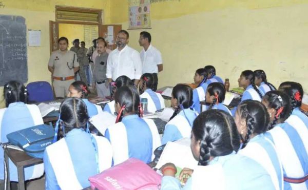 CG Big News : कलेक्टर-SP का औचक निरीक्षण.! स्कूल में गंदगी और शिक्षक नदारद देख भड़के कलेक्टर..पढ़ें पूरी ख़बर