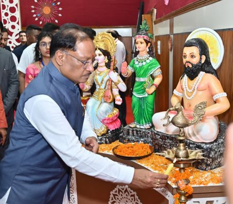 तीन हजार से अधिक मेधावी छात्र-छात्राओं का हुआ सम्मान : मुख्यमंत्री श्री साय शहीद विनोद सिंह कौशिक मेधावी छात्र अभिनंदन समारोह में हुए शामिल, छात्रों का बढ़ाया उत्साह*