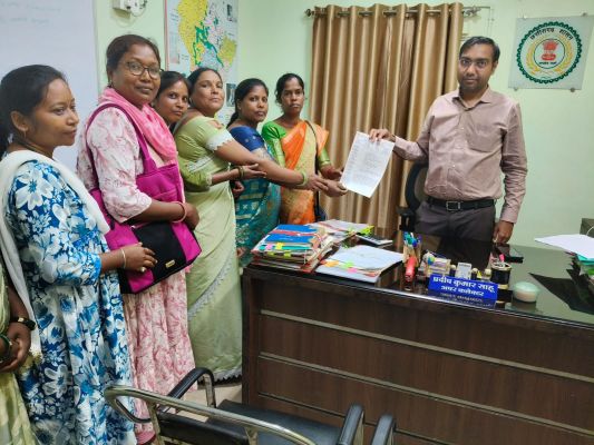 *आंगनबाड़ी कार्यकर्ता सहायिका कल्याण संघ के बैनर तले जिले की आंगनवाड़ी कार्यकर्ता/सहायिकाओं द्वारा लंबित मांगों की पूर्ति हेतु एक दिवसीय ध्यानाकर्षण धरना-प्रदर्श.....*