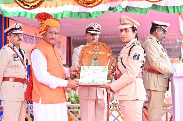*स्वतंत्रता दिवस समारोह: मुख्यमंत्री ने 35 पुलिस अधिकारियों एवं जवानों को पुलिस पदकों से किया सम्मानित*