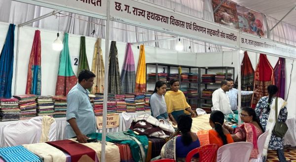 बीटीआई ग्राउण्ड शंकर नगर में लगी ग्रामोद्योग प्रदर्शनी..... काटन, कोसा की साड़िया और सूट की महिलाएं जमकर कर रही खरीदी