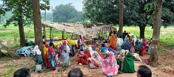 वन भूमि पर अवैध कब्जा : शनि मन्दिर के नीचे वन विभाग, राजस्व व पुलिस द्वारा संयुक्त कार्रवाई कर राजस्व सहित वन भूमि से हटाया गया अतिक्रमण