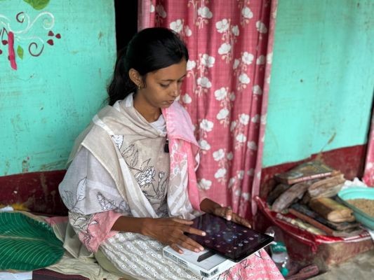 बाढ़ में बही पुस्तकें, टेबलेट भी हुआ खराब.....मुख्यमंत्री की पहल पर पूनम को मिली पुस्तकें और नया टेबलेट