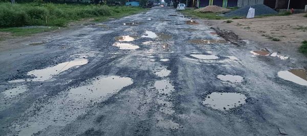 चराईडाँड़ बतौली की स्टेट हाइवे में 5 किमी की दूरी में हर कदम पर गड्ढे ही गड्ढे, मौत को दे रही आमंत्रण....जिम्मेदार नहीं दे रहे ध्यान