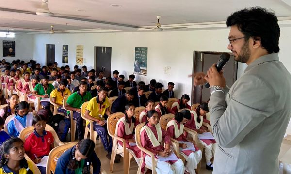 जशपुर के संकल्प शिक्षण संस्थान में वित्तीय साक्षरता वर्कशॉप का शुभारंभ,डिजिटल बैंकिंग, बजट प्रबंधन और निवेश पर दी गई विशेष जानकारी