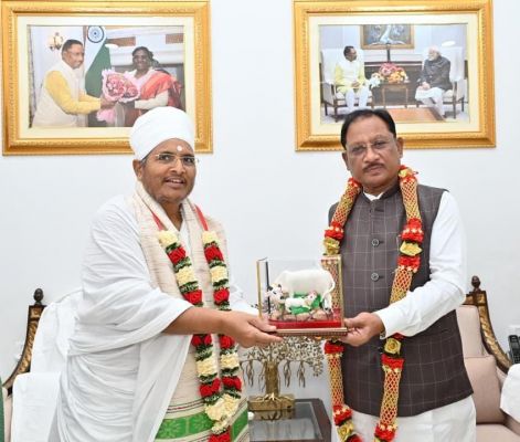 मुख्यमंत्री श्री साय से पूज्य संत श्री असंग देव जी ने की सौजन्य भेंट