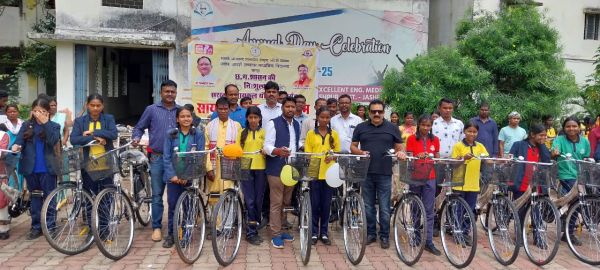 स्वामी आत्मानंद अंग्रेजी माध्यम विद्यालय जशपुरनगर में 70 छात्राओं को सरस्वती साइकिल किया गया वितरण ....&nbsp;