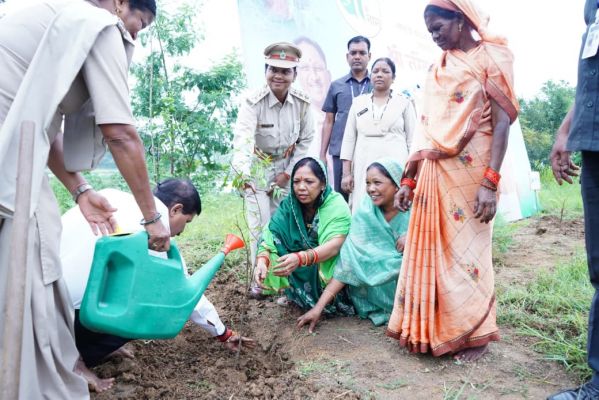 मुख्यमंत्री की धर्मपत्नी श्रीमती कौशल्या साय ने प्रधानमंत्री नरेंद्र मोदी के जन्म दिवस पर किया पौधारोपण, शाम को होगा दीप प्रज्वलन कार्यक्रम....एकजुटता और राष्ट्र प्रगति का दिया संदेश