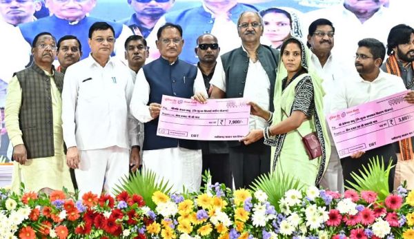 छत्तीसगढ़ के निर्माण और विकास में श्रमवीरों की भूमिका अतुलनीय:&nbsp; मुख्यमंत्री....श्रमिकों के मकान निर्माण हेतु अनुदान राशि 1.50 लाख रुपये करने की घोषणा