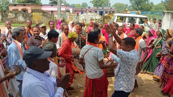 ग्रामीणों की इस मांग पूरा होने पर पूरा गांव में मनाया जमकर जश्न, बाजे - गाजे के साथ किनको जताया आभार......जानने पढ़ें पूरी खबर