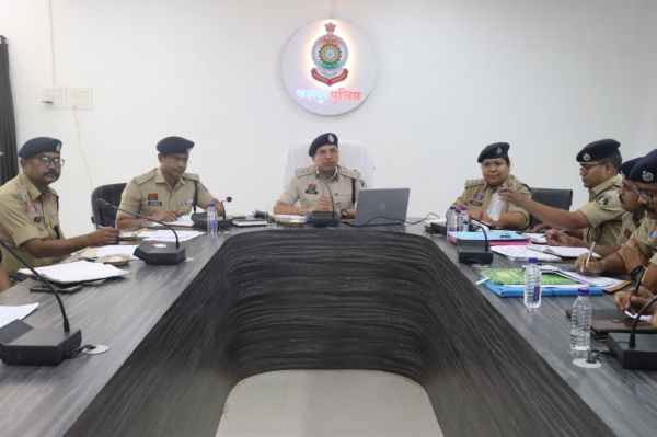 जशपुर में वरिष्ठ पुलिस अधीक्षक ने ली क्राइम मीटिंग-अपराध नियंत्रण और कानूनी व्यवस्था पर चर्चा....थाना क्षेत्र में गुंडे बदमाश एवं अपराध को ना करें बर्दाश्त......&rdquo;दुर्गा पूजा पंडालों में सुरक्षा की दृष्टि से समिति के सदस्यों से सतत बनाएं रखें संपर्क&nbsp;