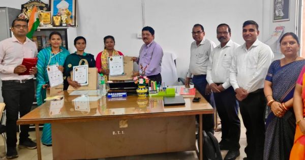 विनोबा ऐप के माध्यम से स्कूलों में नवाचारी शिक्षा को दिया जा रहा प्रोत्साहन : डाइट प्राचार्य ने &nbsp;जिला स्तरीय पोस्ट ऑफ मन्थ शिक्षकों का किया सम्मान