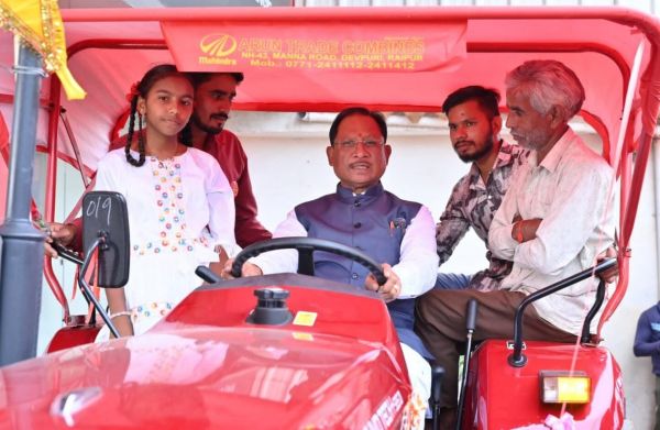 जीएसटी बचत उत्सव के बीच मुख्यमंत्री ने ट्रैक्टर शोरूम पहुंचकर किसानों से किया आत्मीय संवाद...ट्रैक्टर &nbsp;खरीदी में किसानों को मिली बड़ी राहत &ndash; सीएम श्री साय