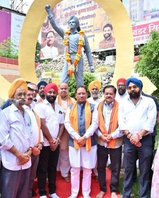 अमर शहीद भगत सिंह की प्रतिमा पर मुख्यमंत्री ने माल्यार्पण कर किया नमन