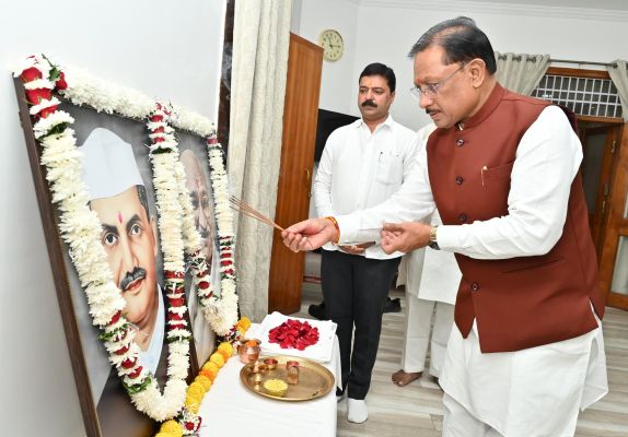 राष्ट्रपिता महात्मा गांधी और पूर्व प्रधानमंत्री श्री लाल बहादुर शास्त्री को उनकी जयंती पर&nbsp; मुख्यमंत्री ने किया नमन