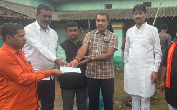 मुख्यमंत्री विष्णुदेव साय के निर्देश पर जुरुडांड में गणेश विसर्जन की झांकी के दौरान हुए दर्दनाक हादसे के पीड़ित परिवारों को 32 लाख की दी गई आर्थिक सहायता