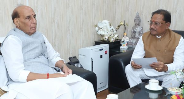 छत्तीसगढ़ की नदियों के नाम पर होगा नौसेना के नए पोतों का नामकरण....केंद्रीय रक्षा मंत्री से मिलकर प्रदेश में सेना भर्ती रैली का रखा प्रस्ताव