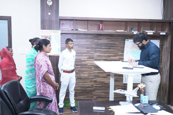 कलेक्टर श्री रोहित व्यास ने जनदर्शन में सुनी आम जनता की समस्याएं