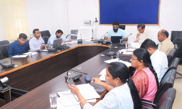 कलेक्टर रोहित व्यास ने राजस्व विभाग की बैठक ले&nbsp;राजस्व प्रकरणों का शत-प्रतिशत निराकरण समयसीमा में सुनिश्चित करने के दिए निर्देश